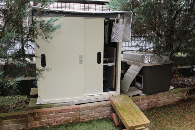 庭には野良猫のために設置した「家」が何軒も！