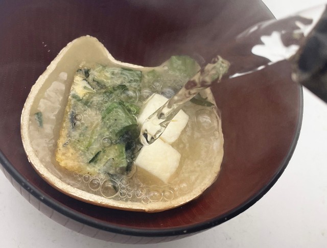 熱湯を注ぎ、最後に表面を乗せて完成！