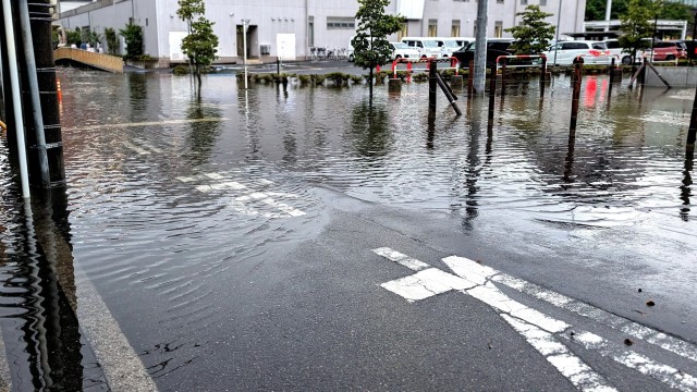 豪雨で道路が冠水※画像はイメージです（mゆm/photo-ac.com/）