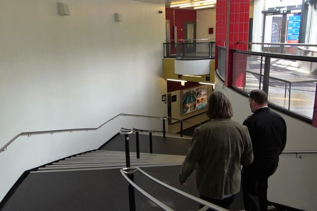 イタケスクスの市民プール。地下へと続く階段は右にカーブしている＝2023年5月31日、ヘルシンキ市、荒ちひろ撮影