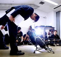 会見で謝罪をする広陵・堀正和校長＝2025年8月10日、兵庫県西宮市内