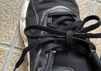 左側にある紐で左の輪を1周させ、できた輪に紐を通す（右→左へ）