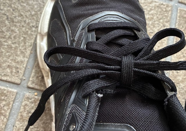 左側にある紐で左の輪を1周させ、できた輪に紐を通す（右→左へ）