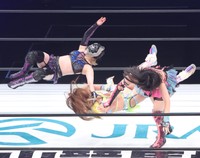 羽南への合体攻撃を仕掛けるスターライト・キッドと吏南＝24年1・4TDCホール大会