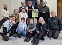 公演後、市民劇場のメンバーやゲストの声優・田中真弓(前列左から２人目)、芸人・オオタスセリ(同右から２人目)と記念撮影する中山千夏(同中央)＝伊東市ひぐらし会館ホール