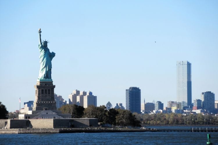 自由の女神像とマンハッタン=2025年、ニューヨーク、福田宏樹撮影