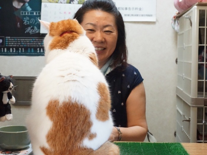 くるっと背中を向けて「いらっしゃいませ」