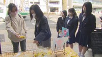 菓子メーカーと開発したクッキーを販売する高校生