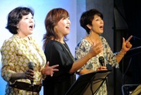 アカペラで歌う（左から）麻倉未稀、沢田知可子、庄野真代＝2017年