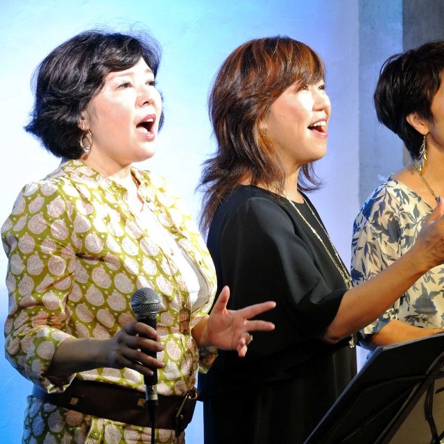 アカペラで歌う（左から）麻倉未稀、沢田知可子、庄野真代＝2017年