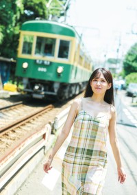 岡本彩夏「旬撮GIRL Vol.28」（扶桑社）より＝撮影／高橋慶佑 ヘアメイク／海瀬志津奈（JULLY） スタイリング／鮎川恵子