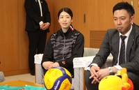 SVリーグの戦いを振り返る田中瑞稀主将。右は酒井大祐監督