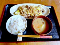 母のレシピをもとに息子が作った「豚肉の春雨＆キャベツ炒め」（画像提供：こんでんえいねんしざいほうさん）