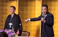 徐々に距離を詰めて、壇上で漫才コンビのように並ぶ玉袋筋太郎(左)と太田光＝東京・明治記念館