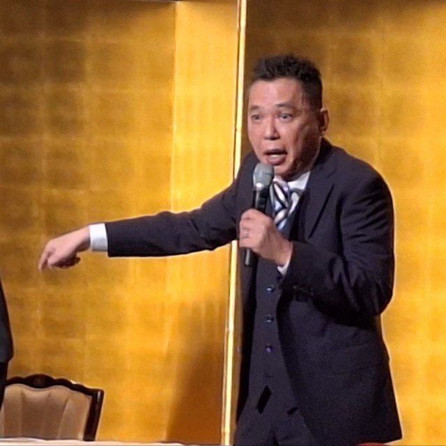 徐々に距離を詰めて、壇上で漫才コンビのように並ぶ玉袋筋太郎(左)と太田光＝東京・明治記念館
