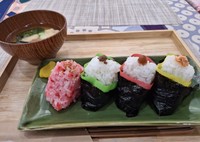 黒井悠未が握った（左から）紅ショウガと、すき焼き風味の鶏そぼろ（緑）、梅（赤）、鮭（黄）の〝着物おにぎり〟