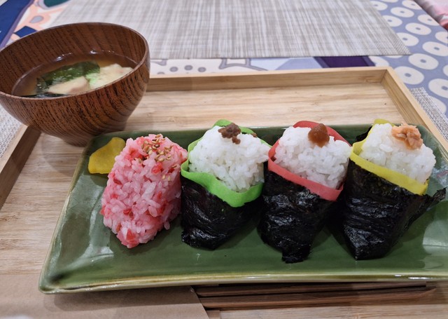 黒井悠未が握った（左から）紅ショウガと、すき焼き風味の鶏そぼろ（緑）、梅（赤）、鮭（黄）の〝着物おにぎり〟