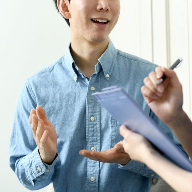 医療スタッフと話す患者※画像はイメージです（koumaru/stock.adobe.com）