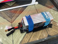 これが機体を飛ばすためのバッテリーです。リチウムイオン電池でおよそ25ボルトあります