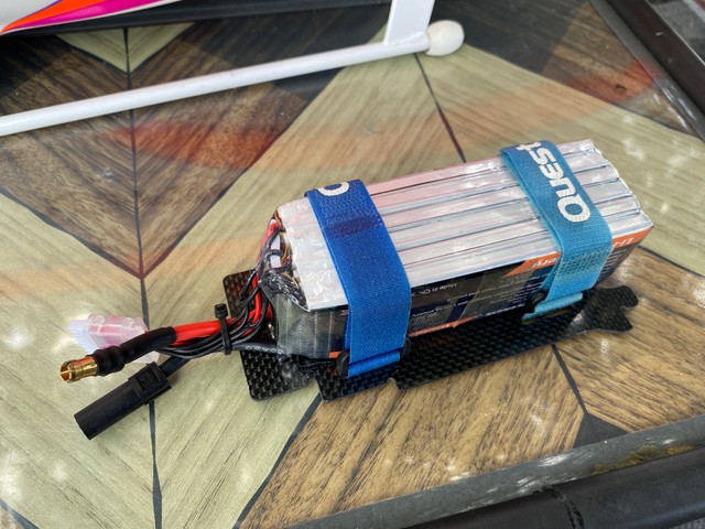 これが機体を飛ばすためのバッテリーです。リチウムイオン電池でおよそ25ボルトあります