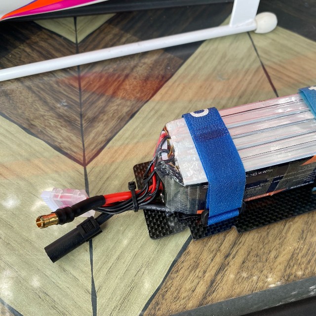 これが機体を飛ばすためのバッテリーです。リチウムイオン電池でおよそ25ボルトあります