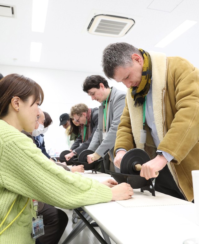 モニターツアーで忍者の兵糧丸作りを体験するＡＬＴ（２０２４年２月、甲賀市）＝びわ湖大津観光協会提供
