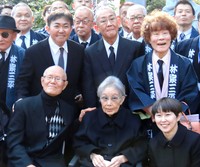 東京大空襲の悲劇を語り継ぐ慰霊式典式典に出席した（前列左から）ちばてつや氏、海老名香葉子さん、林家まる子（後列同）二代目林家三平、林家正蔵、林家ペー＝2025年3月