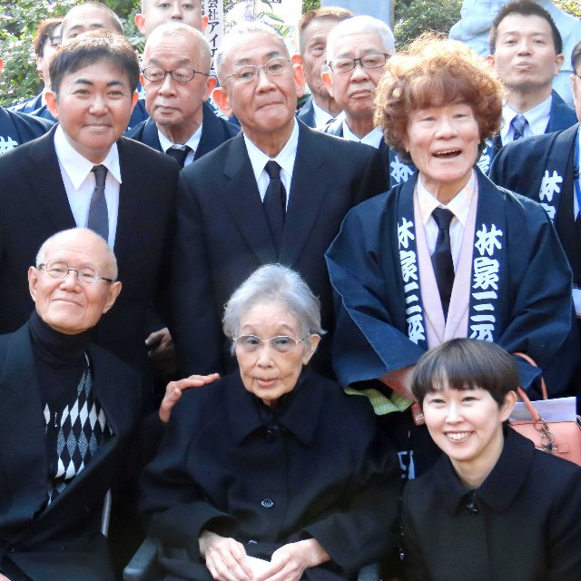 東京大空襲の悲劇を語り継ぐ慰霊式典式典に出席した（前列左から）ちばてつや氏、海老名香葉子さん、林家まる子（後列同）二代目林家三平、林家正蔵、林家ペー＝2025年3月