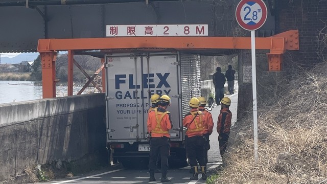 トラックが接触した橋桁