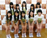 NMB５期生の（後列左から）清水里香、梅山恋和、小嶋花梨、中川美音、岩田桃夏、（前列左から）上西怜、山本彩加、山田寿々、溝川実来、水田詩織