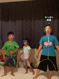 曲が止まると、みんな停止して真顔になるのも笑いのツボに（提供：かいさん）