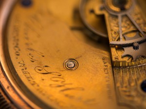 プラハの街で一目惚れした天文時計をペンダントにして