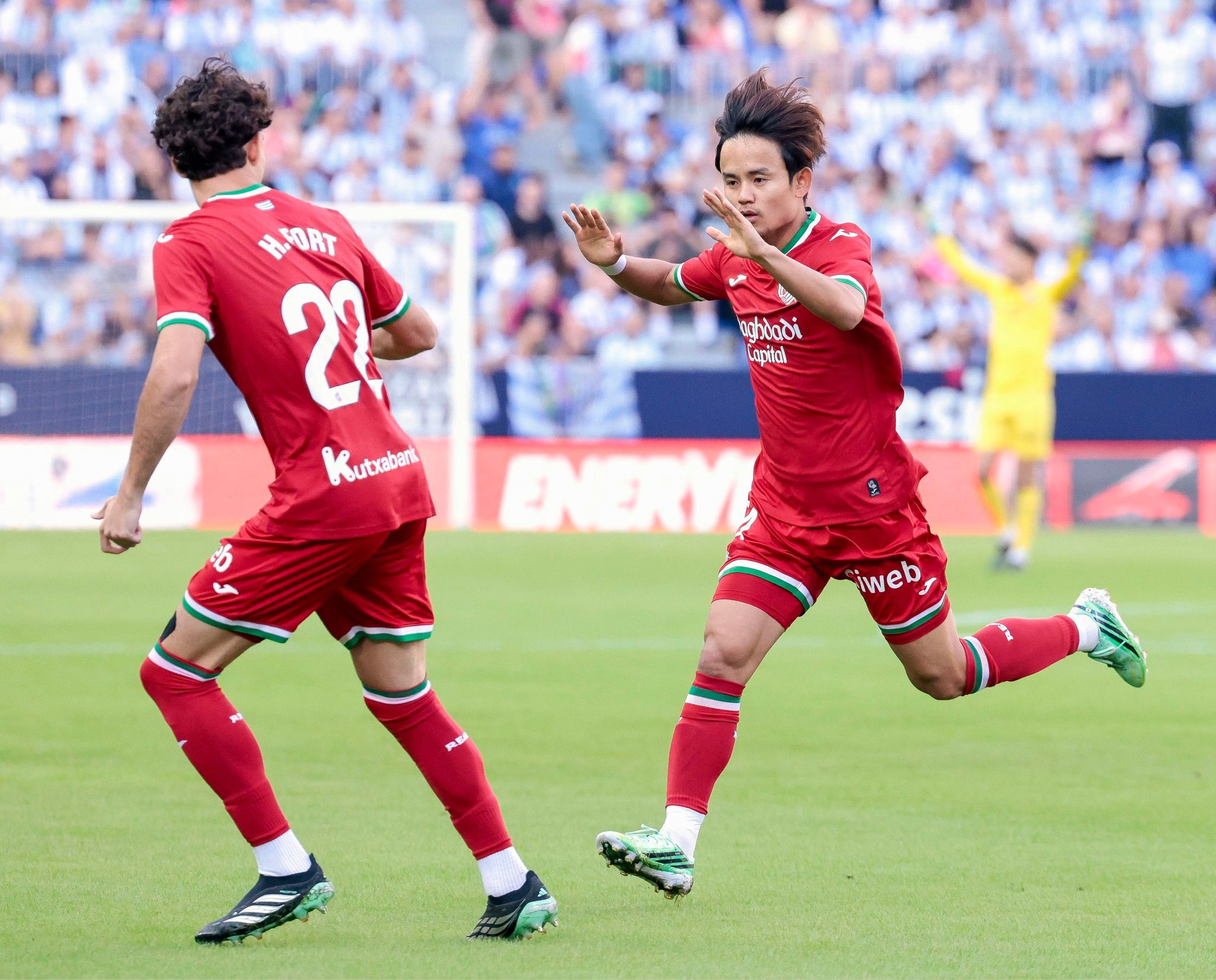 マラガ戦の前半、先制ゴールを決め駆け出すレアル・ソシエダードの久保(右)＝マラガ（共同）