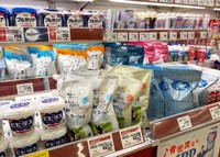 岩手・東北の乳業メーカーのパウチヨーグルトが並ぶ岩手県内のスーパーマーケット。商品によって、風味や食感は異なるので食べ比べをするのもおすすめです。（画像提供：太郎丸さん）