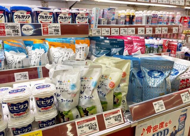 岩手・東北の乳業メーカーのパウチヨーグルトが並ぶ岩手県内のスーパーマーケット。商品によって、風味や食感は異なるので食べ比べをするのもおすすめです。（画像提供：太郎丸さん）
