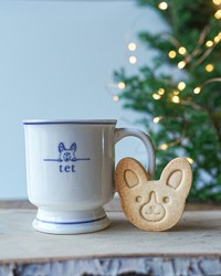 お店には、こいたろうくんをモチーフにしたマグカップや焼き菓子も（画像提供：看板犬こいたろうとtetさん）