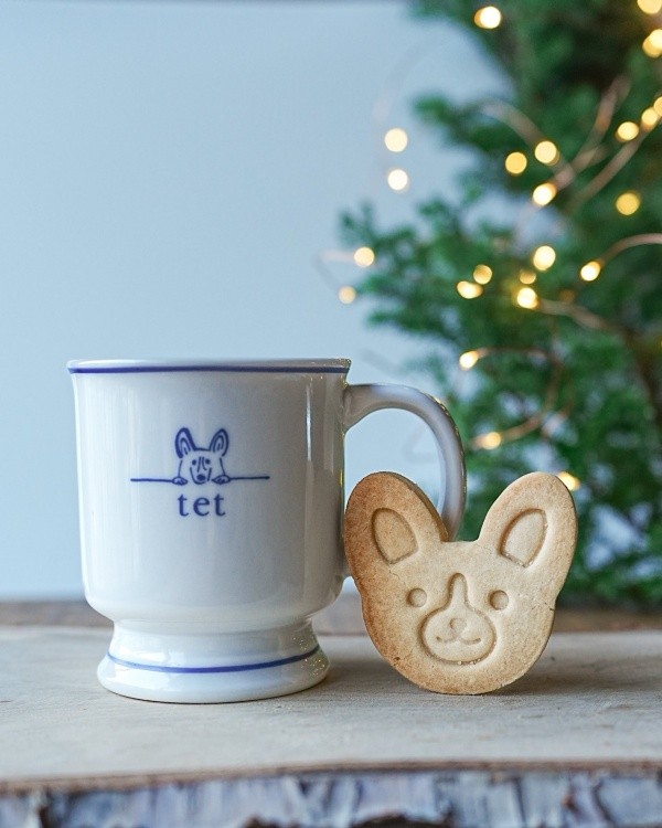 お店には、こいたろうくんをモチーフにしたマグカップや焼き菓子も（画像提供：看板犬こいたろうとtetさん）