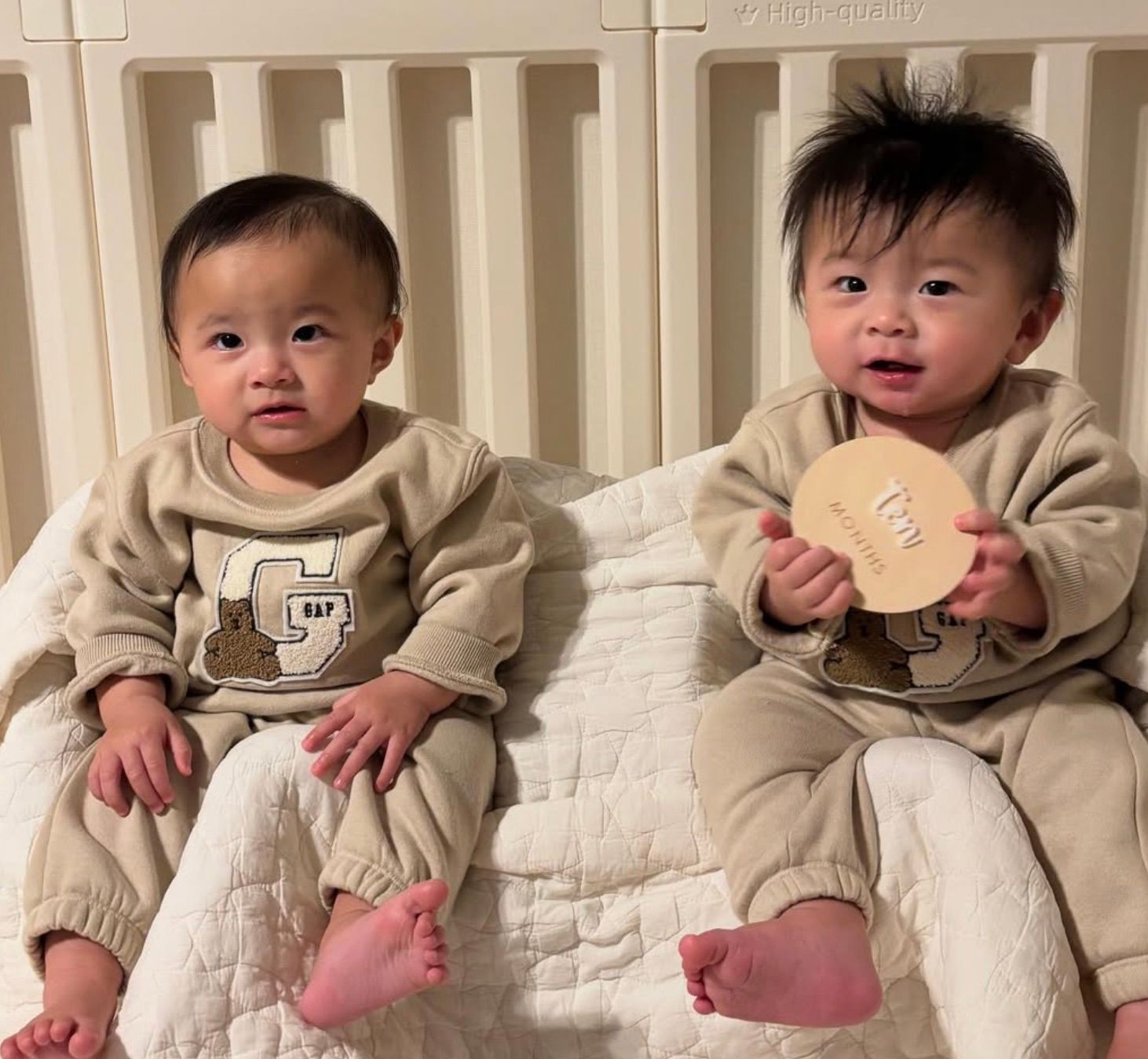 双子パパ 保育園行くよ～」タブレットに夢中で動かない2歳双子 パパの最終手段に