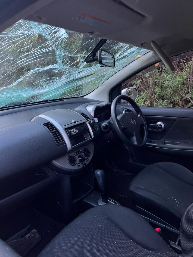 フロントガラスには大きなヒビが／Harukaさん（@gongqiyao0414）提供