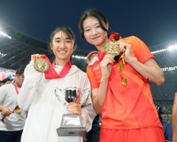 日本陸上でメダルを手にポーズを決める田中希実（左）と田中佑美=2025年