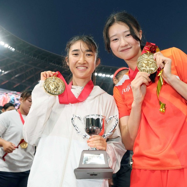 日本陸上でメダルを手にポーズを決める田中希実（左）と田中佑美=2025年