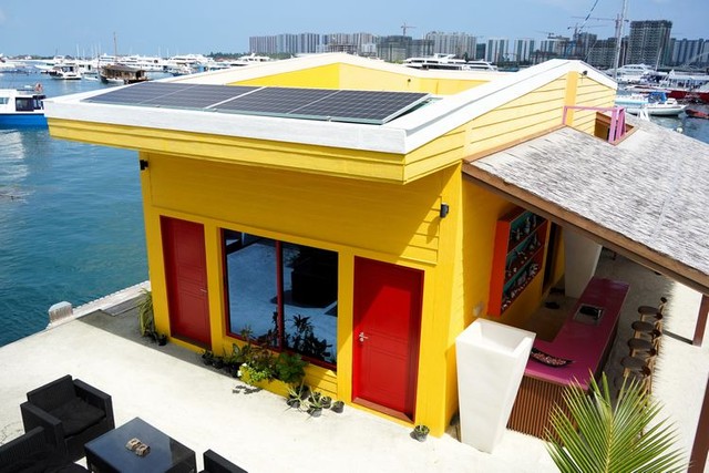 首都マレ近くの海に浮かぶ、「浮かぶ都市」計画のモデルハウス。2階建て住宅の屋上からは、遠くに人工島フルマーレにある高層の公営住宅群が見えた＝2023年12月17日、モルディブ、荒ちひろ撮影