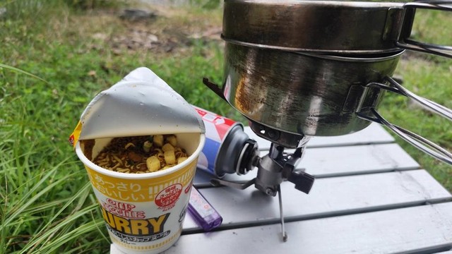 キャンプ飯としてのカップ麺　ベルさんのX（@beru900r）より