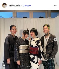 藍田美豊のインスタグラム@miho_aidaより(長女でモデルの入夏、次女、長男のモデルでアーティストのRikuriﾄ)