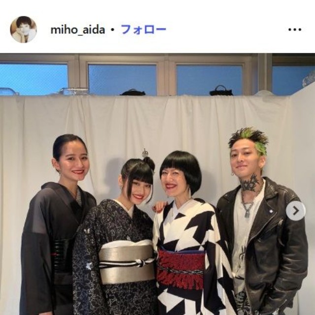 藍田美豊のインスタグラム@miho_aidaより(長女でモデルの入夏、次女、長男のモデルでアーティストのRikuriﾄ)