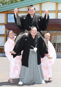 昇進を喜ぶ新横綱・大の里（上）＝茨城県阿見町の二所ノ関部屋