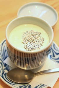 さそし茶碗蒸し（税込み528円）。「畑のキャビア」と呼ばれる山菜・とんぶりのプチプチとしたえ食感が印象的。