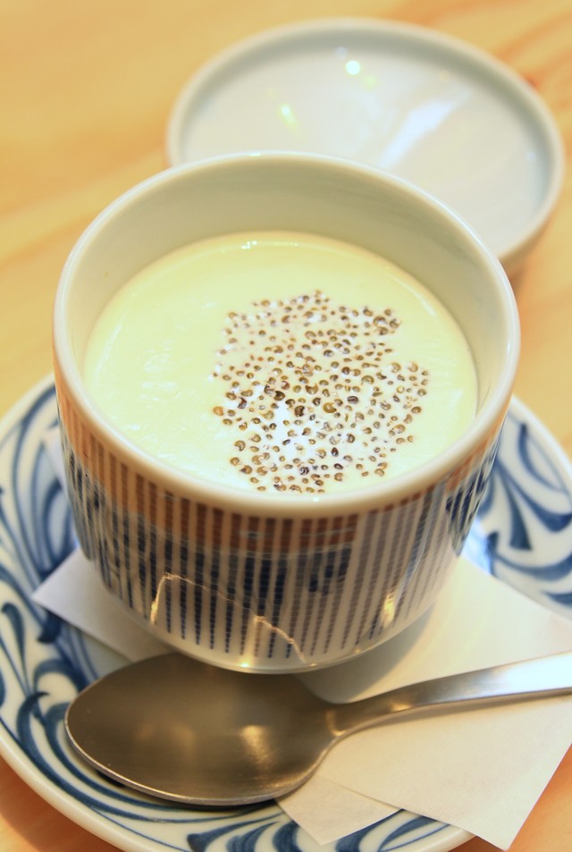 さそし茶碗蒸し（税込み528円）。「畑のキャビア」と呼ばれる山菜・とんぶりのプチプチとしたえ食感が印象的。