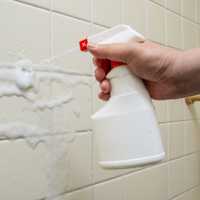 お風呂掃除でハイター使用後はお湯を使うべき？※画像はイメージです（洋 奥山/stock.adobe.com）