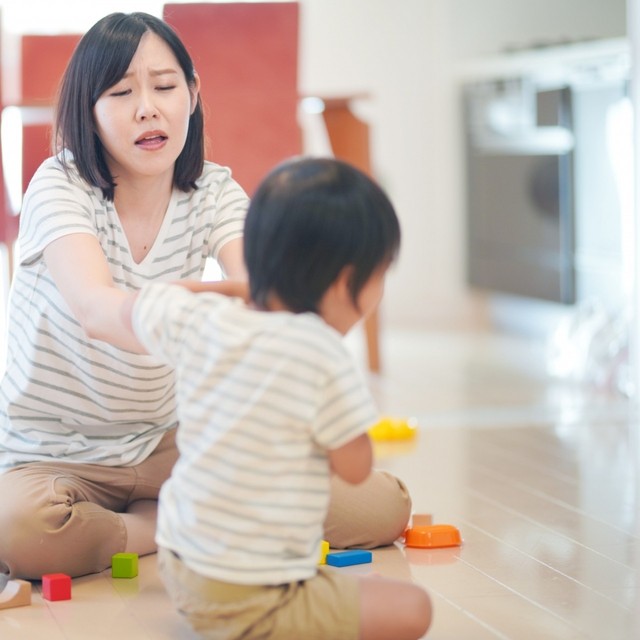 つい子どもに怒鳴ってしまう…　※画像はイメージです（ACworks/photoAC）